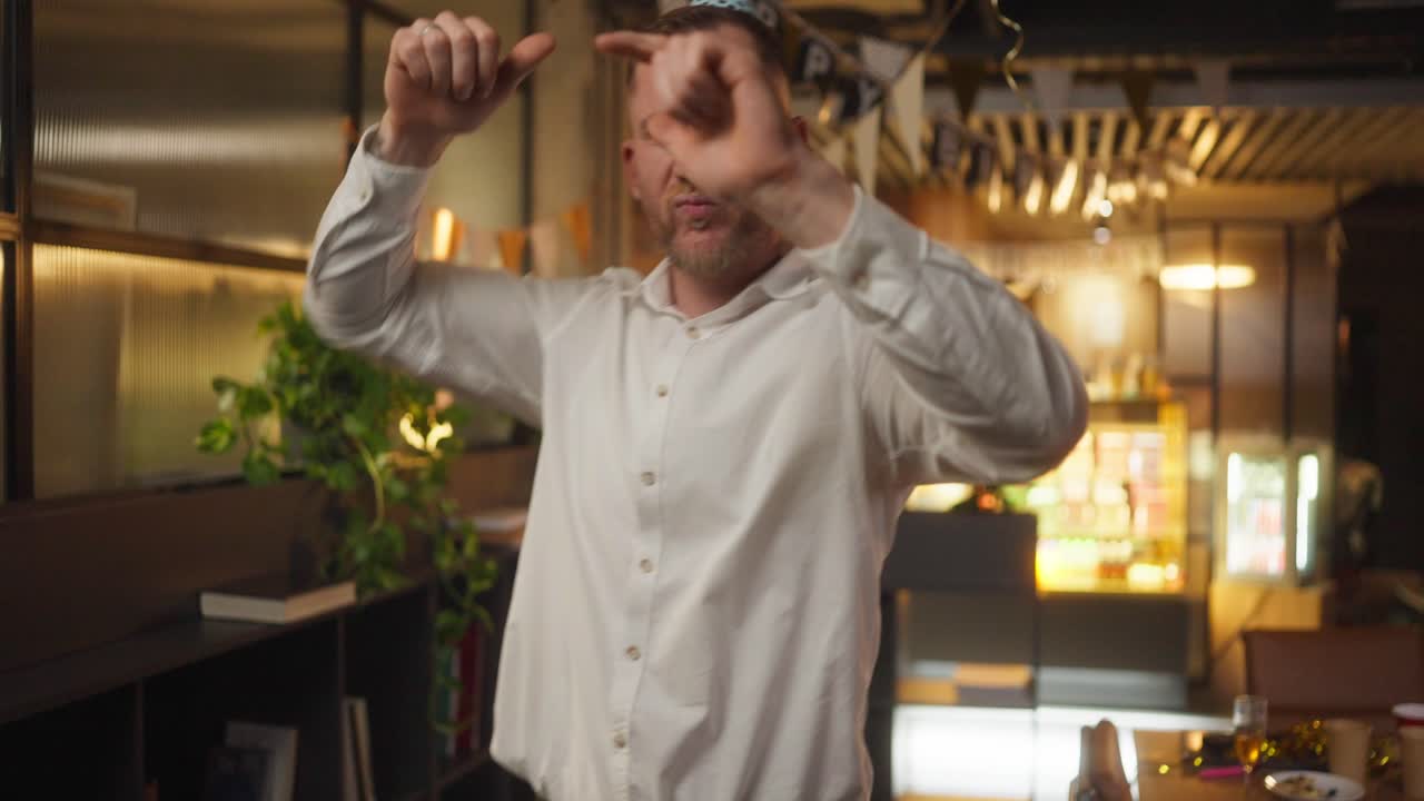 hombre celebrando su cumpleaños.