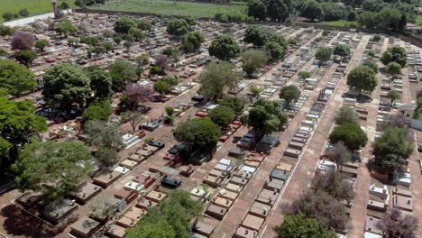 gran cementerio con diseño de cuadrícula - vista de arriba hacia abajo