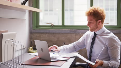 Hombre-De-Negocios-De-Pelo-Rojo-Que-Trabaja-Con-Una-Computadora-Portátil-En-La-Oficina,-De-Cerca