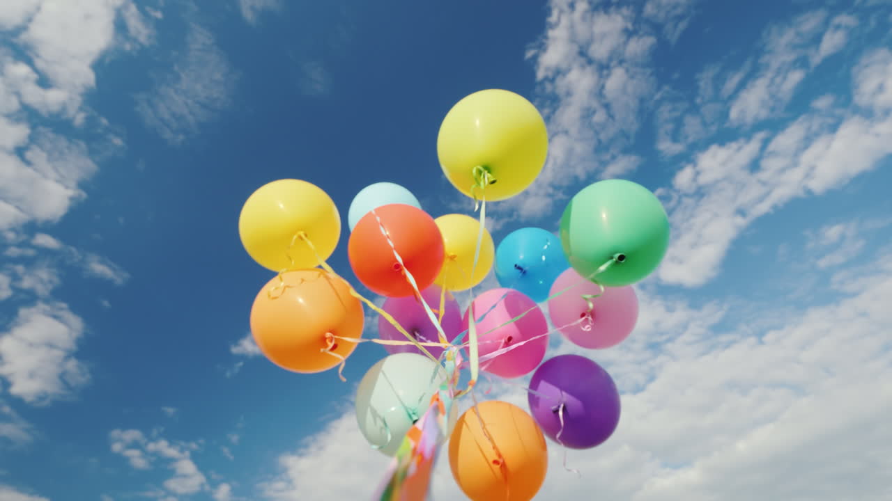 많은 다색 풍선이 하늘을 열망합니다.