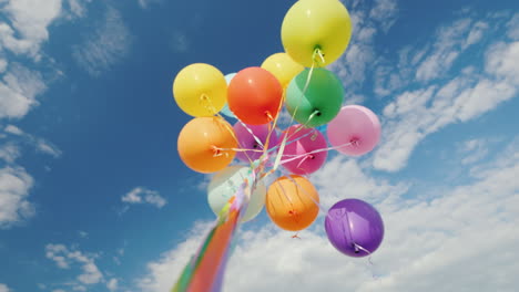 Viele-Bunte-Luftballons-Streben-In-Den-Himmel