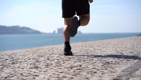 Hombre-Maduro-En-Pantalones-Cortos-Y-Zapatillas-Corriendo-A-Orillas-Del-Río.