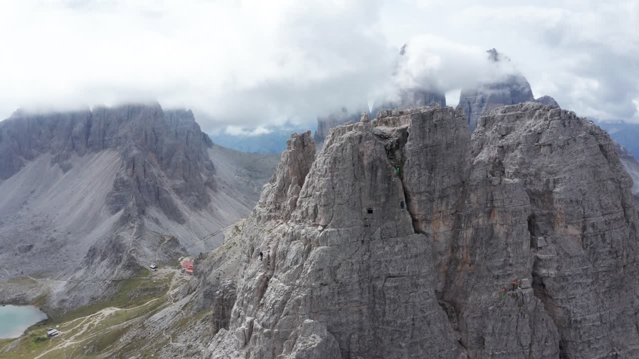 alpinista ascendiendo torre di toblin pico de la montaña en tre cime di lavaredo área de dolomitas, italia