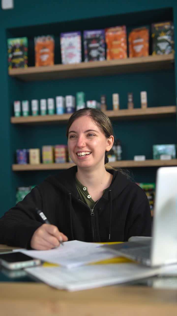 mujer que trabaja en una tienda minorista
