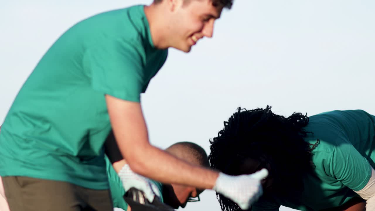 jóvenes voluntarios clasificando la basura