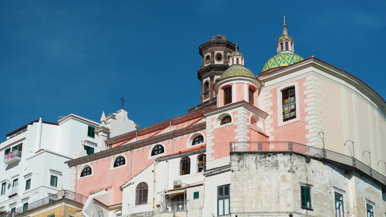 Le colorate torri a cupola e i tetti dell'antica chiesa di Santa Maria Maddalena nel piccolo borgo di Atrani sulla Costiera Amalfitana in Italia