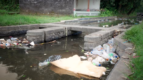 Sistemas-De-Drenaje,-Aguas-Contaminadas,-Basura,-Residuos,-Basura,-Contaminación