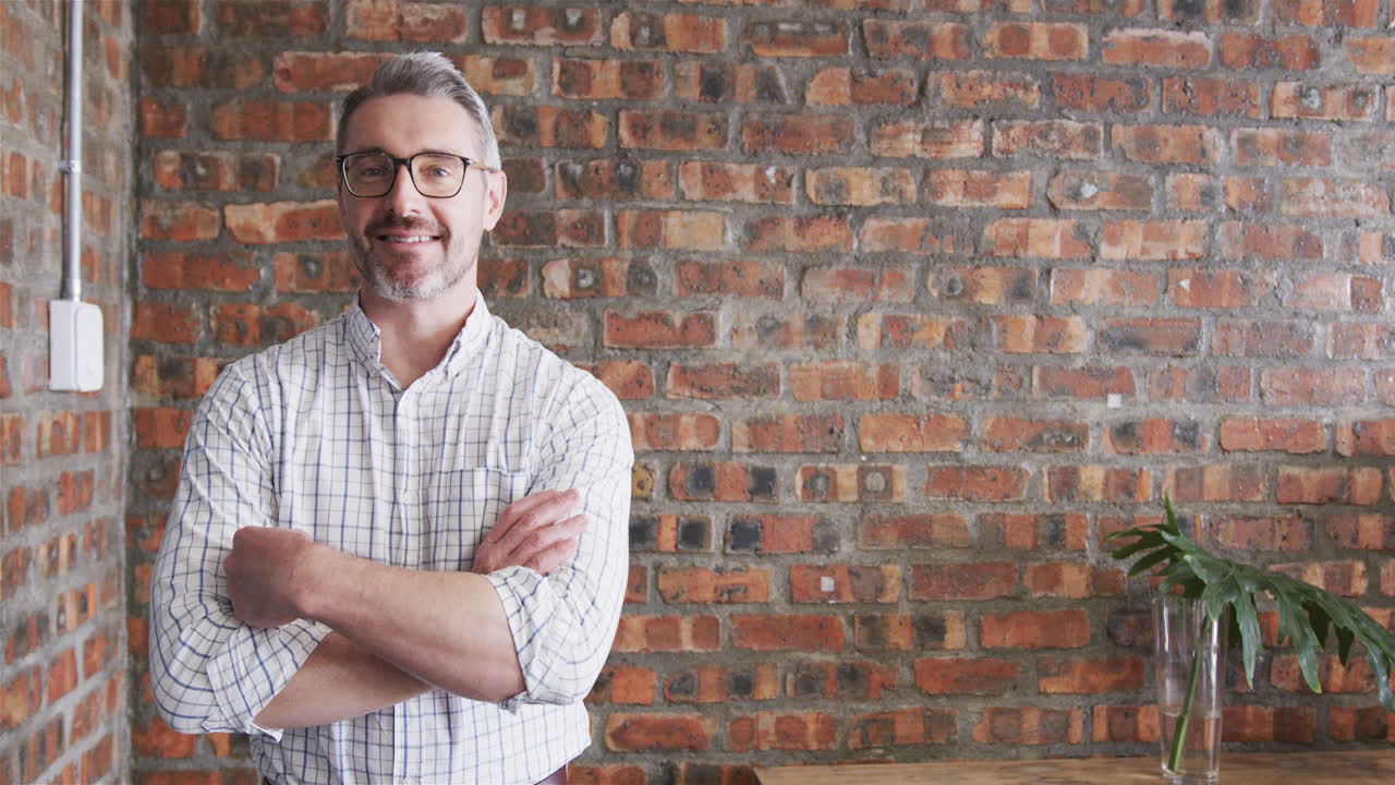 retrato de un feliz ejecutivo caucásico en la oficina sonriendo, espacio de copia, cámara lenta