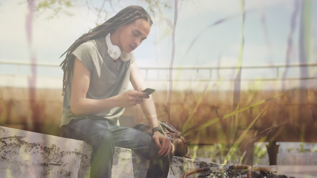 스마트 폰을 사용하여 두 인종의 남성에 대한 잔디의 애니메이션