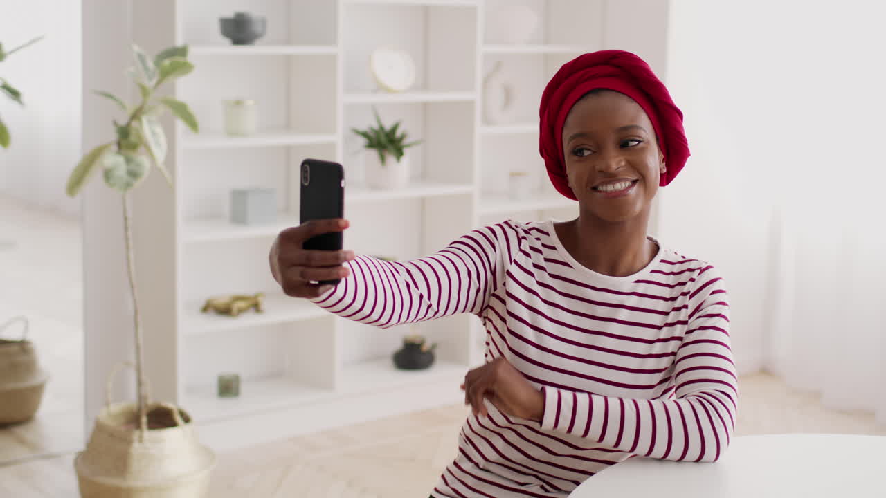 집에서 셀피를 찍는 여자