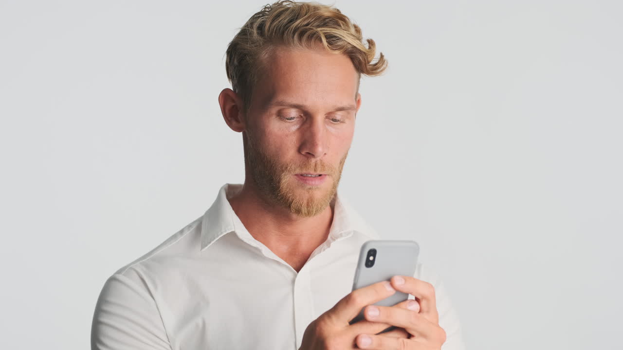 멋진 남자가 전화로 대화하고 있습니다.