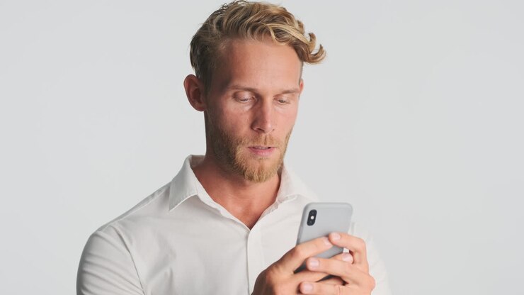 Uomo elegante che parla al telefono