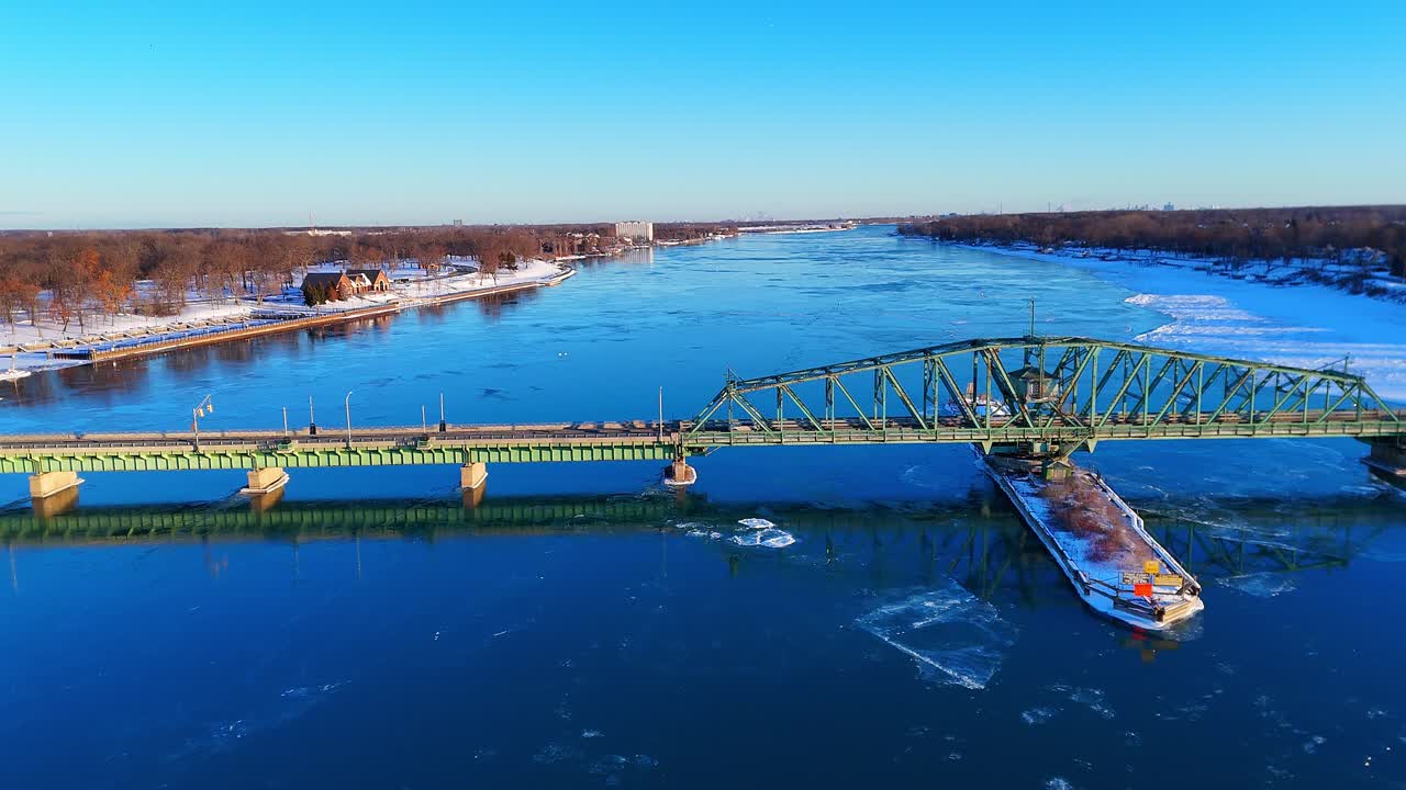 Kışın Detroit Nehri üzerindeki Grosse Ile ücretsiz Köprüsü, bir adayı anakaraya bağlayan havadan görünüm.