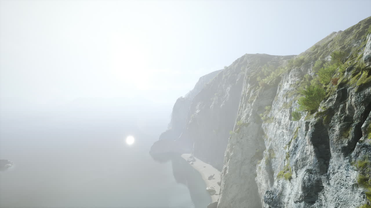 안개 가 가득 한 멋진 절벽 해안 의 공중 풍경