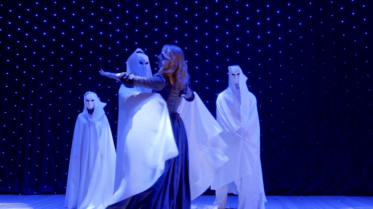 hermosa mujer con un vestido largo cantando en la escena en el teatro