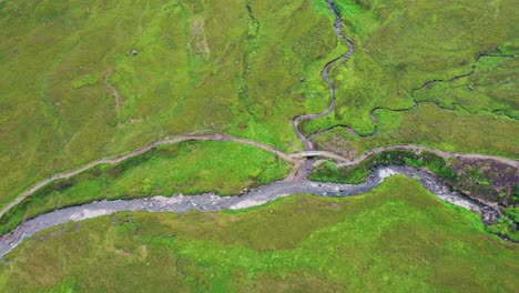 vista aérea a vista de pájaro del río brittle y las piscinas de hadas en la isla de skye en las tierras altas escocesas, escocia