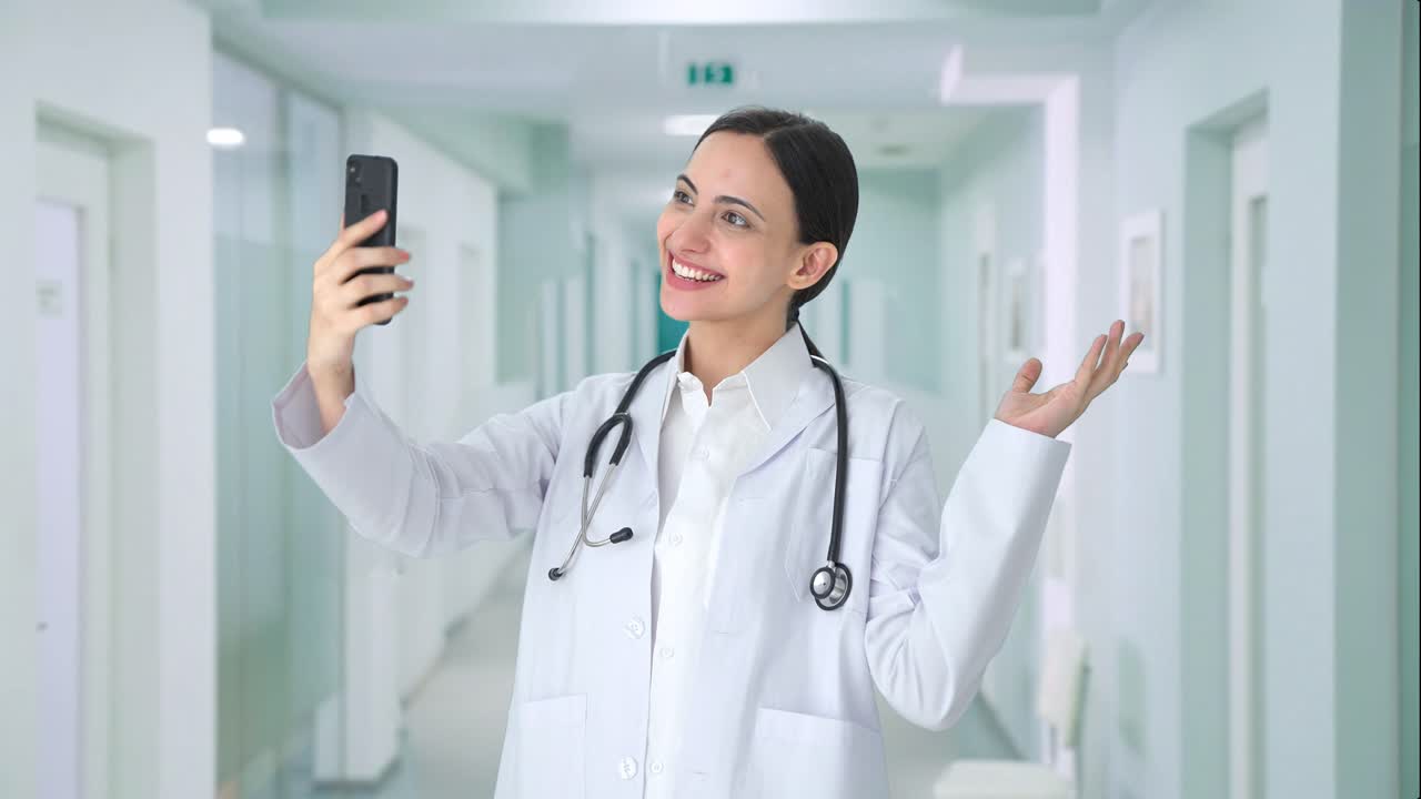 doctora india feliz en videollamada