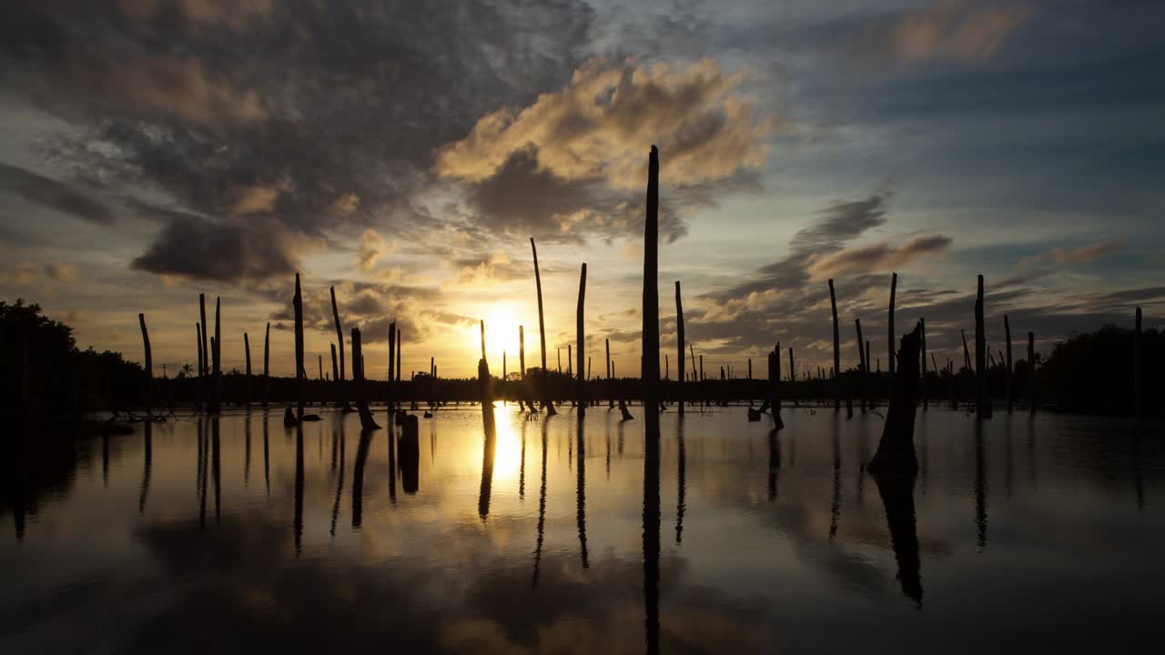 아포칼립스적인 드라마틱한 구름과 호수 위의 해가 지는 모습, 타임스