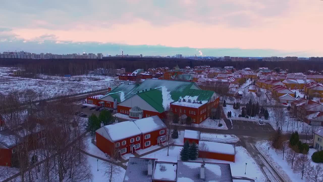 눈이 내리는 동안 러시아 모스크바 교외의 로신카(rosinka)의 공중 전망
