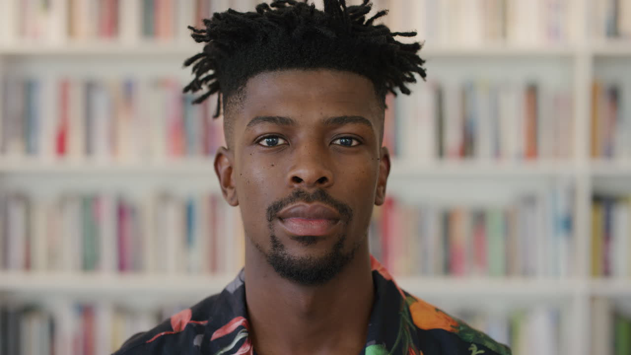 retrato atractivo hombre afroamericano buscando serio tranquilo independiente estudiante masculino negro peinado funky moda de cerca