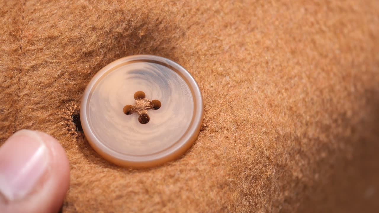 코트의 갈색 버튼의 클로즈업