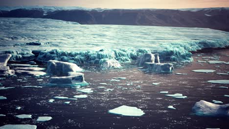 Pequeños-Icebergs-Y-Témpanos-De-Hielo-En-El-Mar-Cerca-De-Islandia