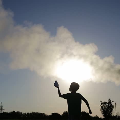 niño jugando con un avión