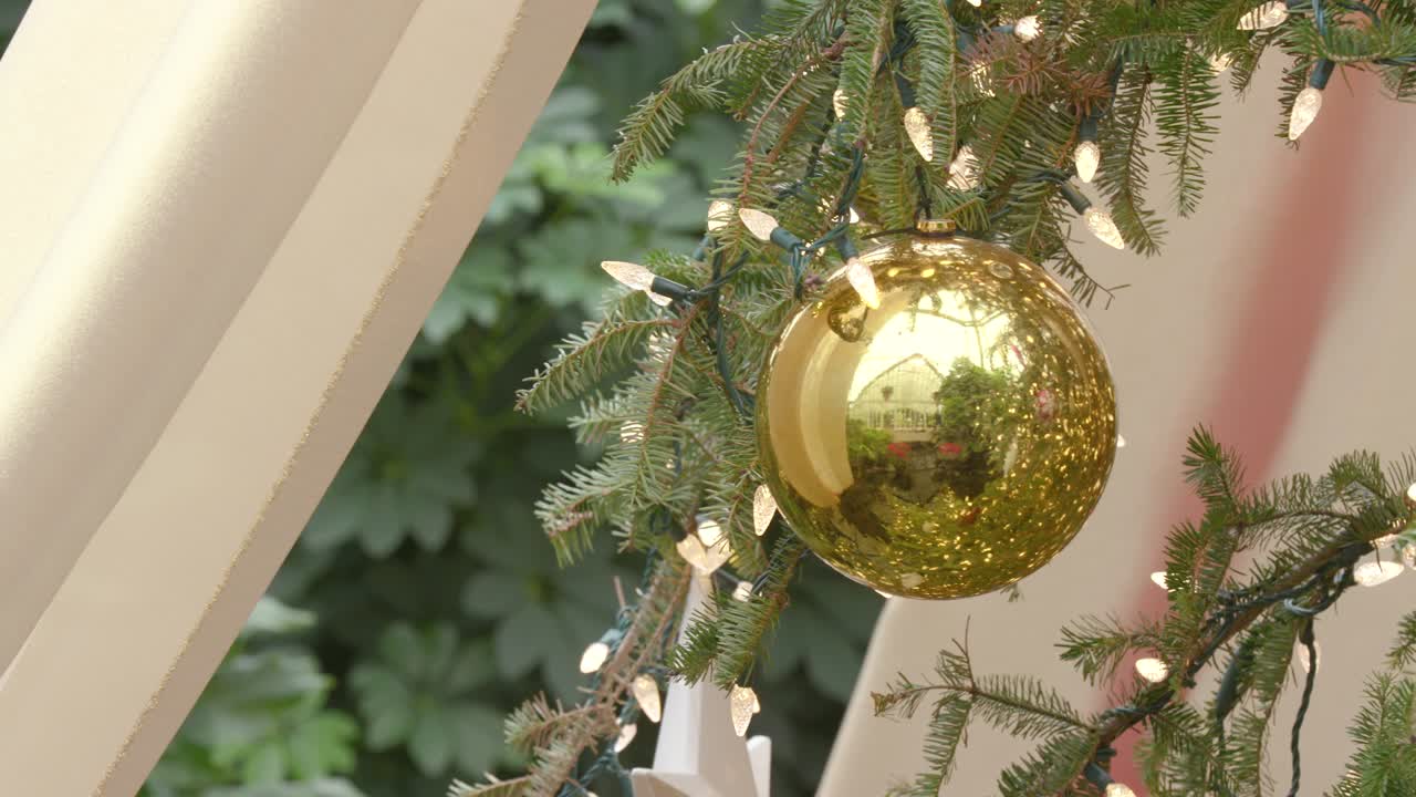 ornamento de bola de oro en el árbol de navidad