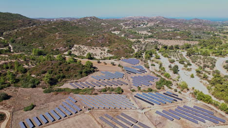 instalación de paneles solares en un paisaje rural de california bajo cielos despejados