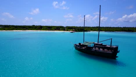 Ein-Touristisches-Boot,-Das-An-Den-Ufern-Einer-Tropischen-Insel-Vor-Anker-Liegt