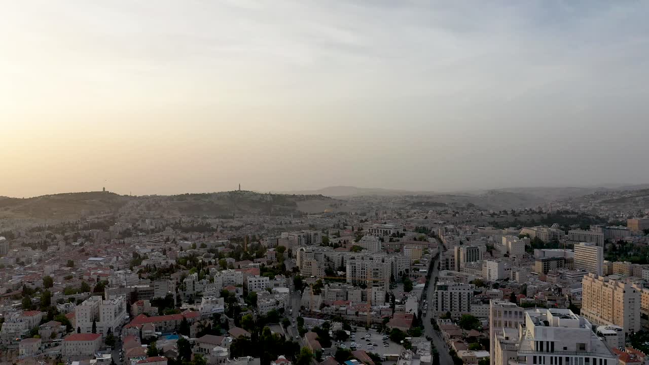 toma aérea de la vista general del centro de la ciudad de jerusalén al atardecer