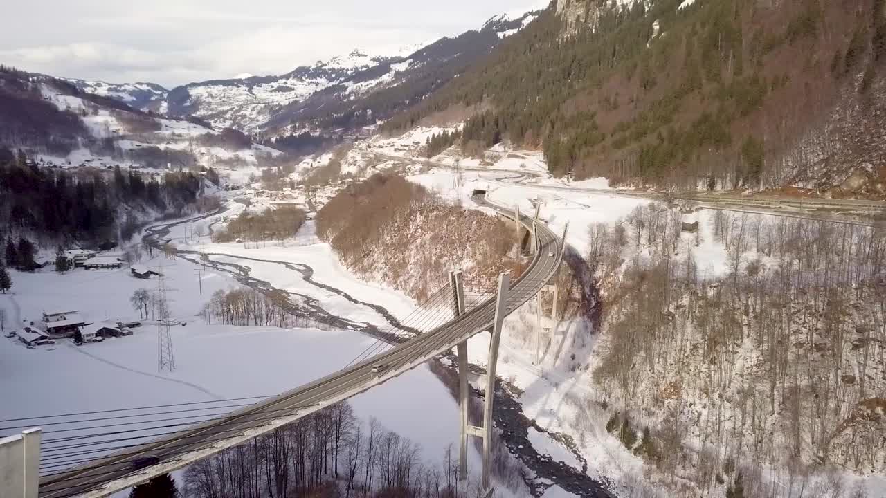 coches en un puente muy alto en suiza