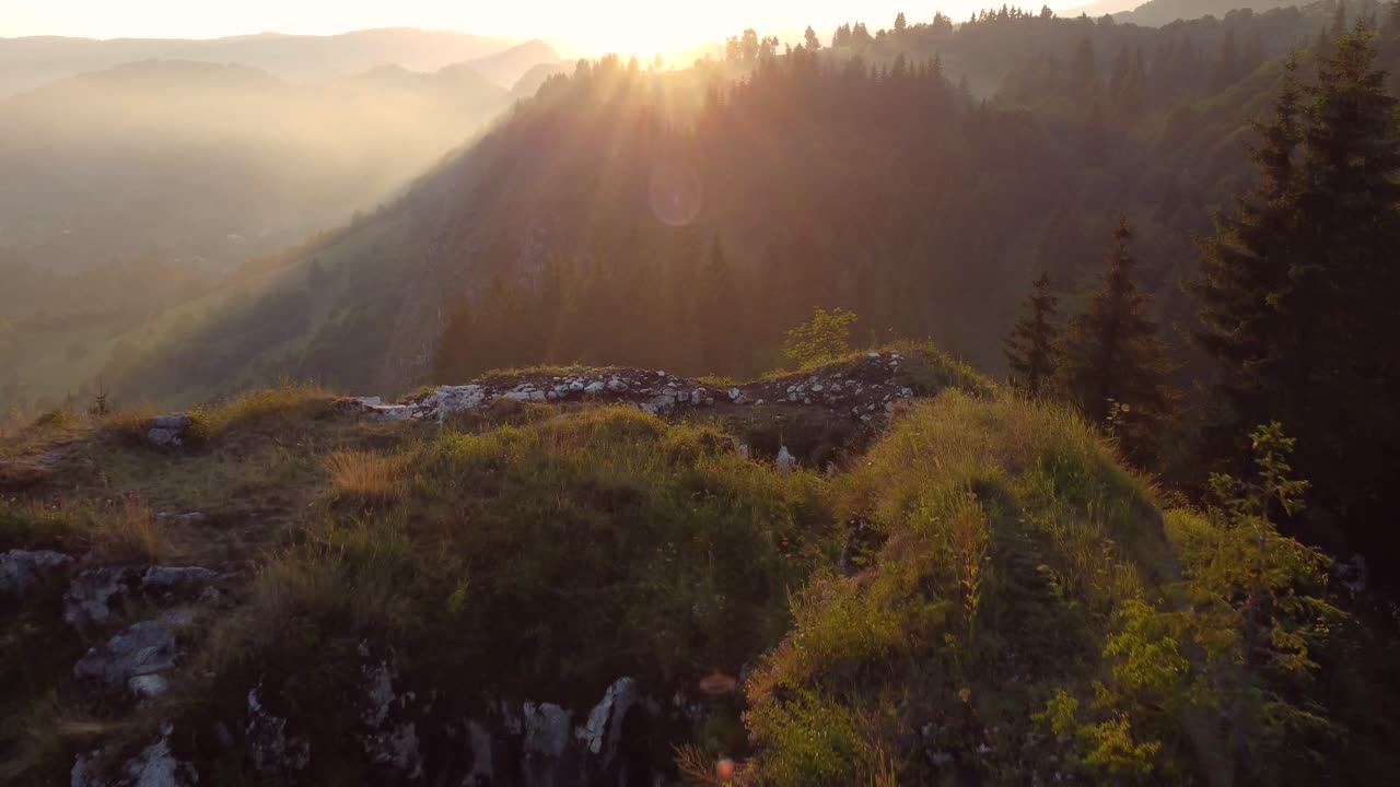 단풍과 언덕의 풍경을 보여주는 루마니아 마을 루카의 드론 영상