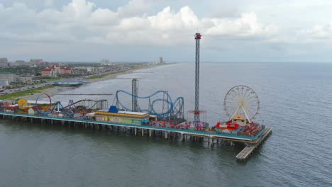 Vista-Aérea-Del-Muelle-Frente-A-La-Zona-Costera-De-La-Isla-De-Galveston,-Texas