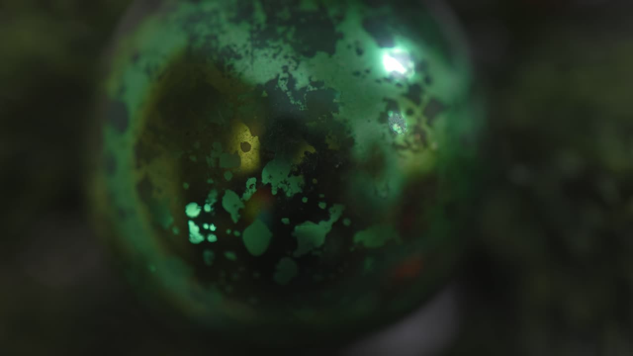 primer plano de adornos navideños y manos extendidas para verlos