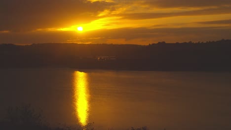 hermoso amanecer sobre el agua