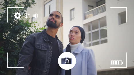 tomando fotos de una pareja con una cámara digital