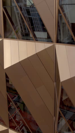 fachada de edificio arquitectónico moderno con diseño geométrico