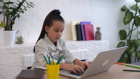 Kinder,-Bildung-Und-Fernlernkonzept,-Kleine-Studentin-Mit-Laptop-Computer-Zu-Hause