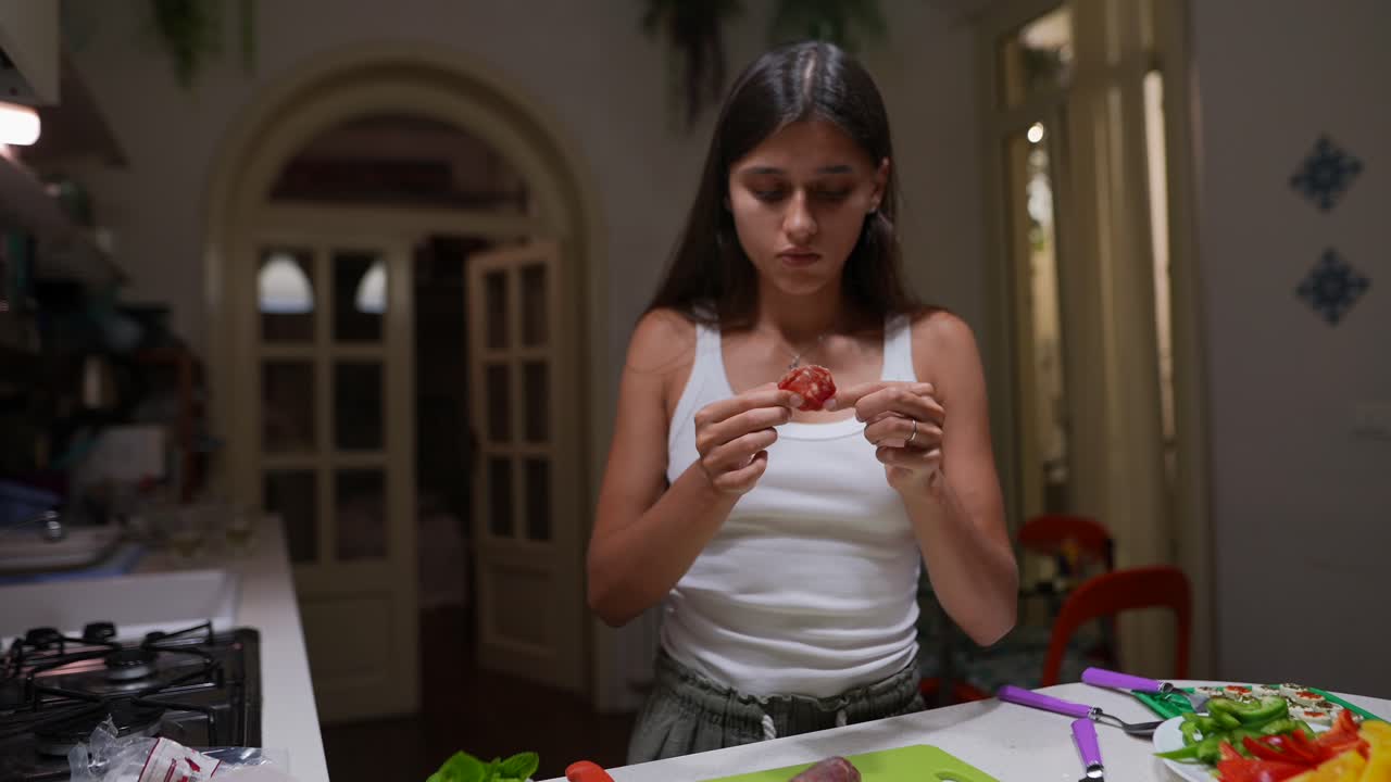 mujer preparando comida en la cocina