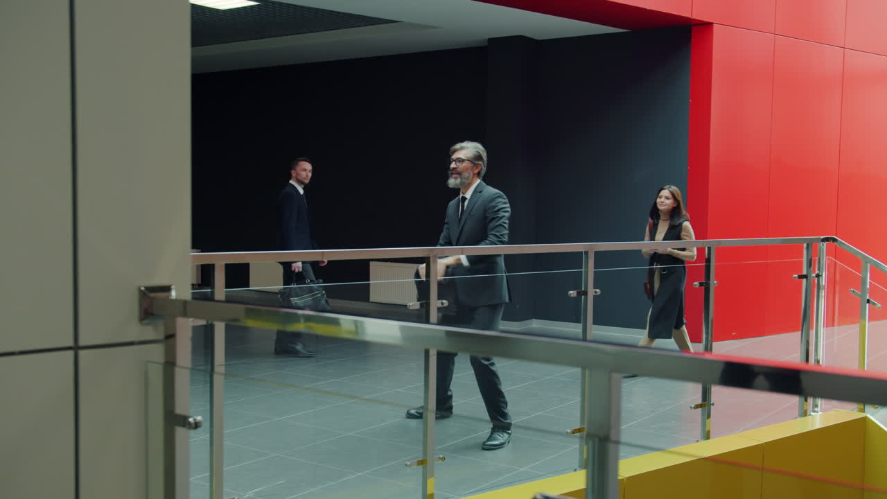 деловые люди ходят по коридору офиса.