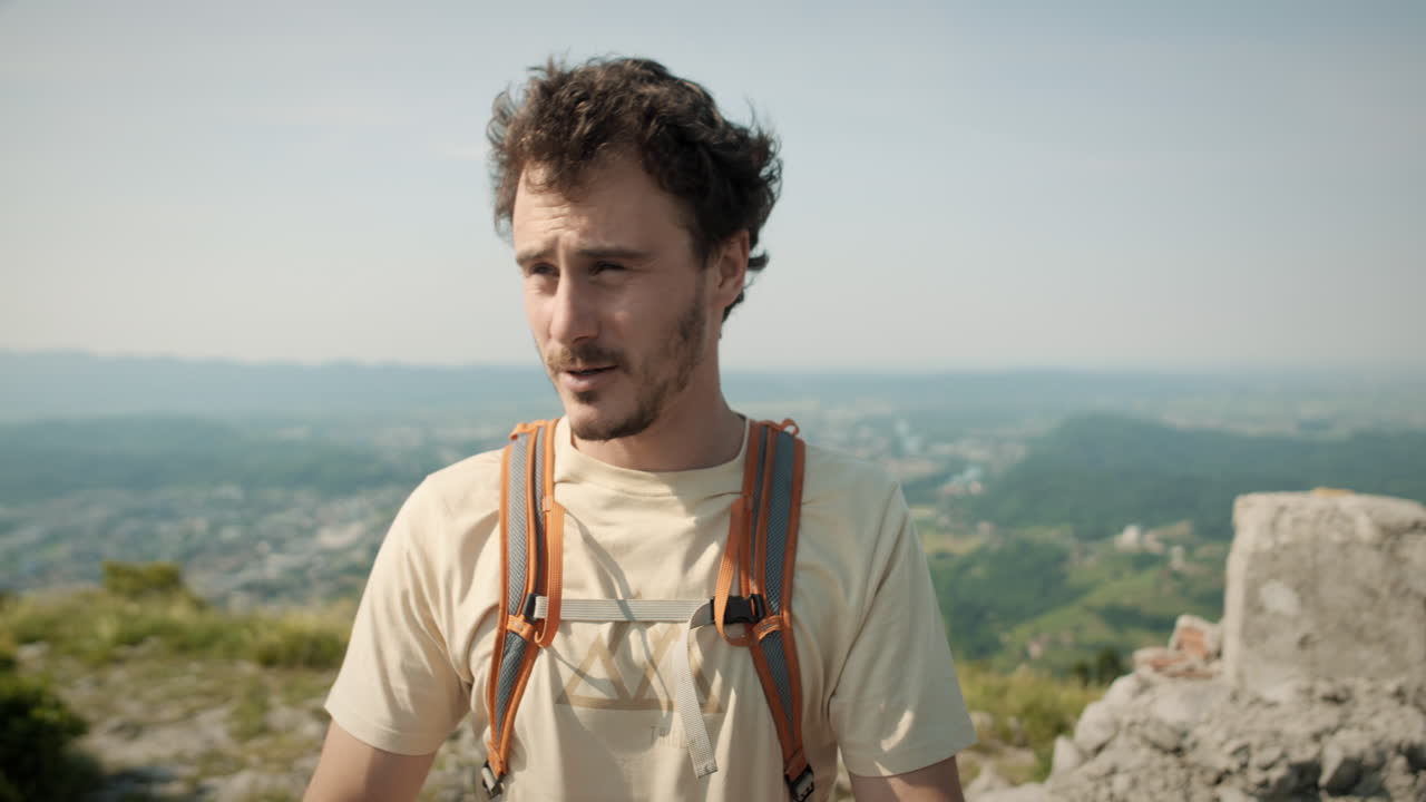Escursionista in cima al monte Sabotin che ammira il panorama.