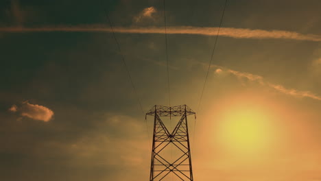 silueta de la línea de alimentación al atardecer
