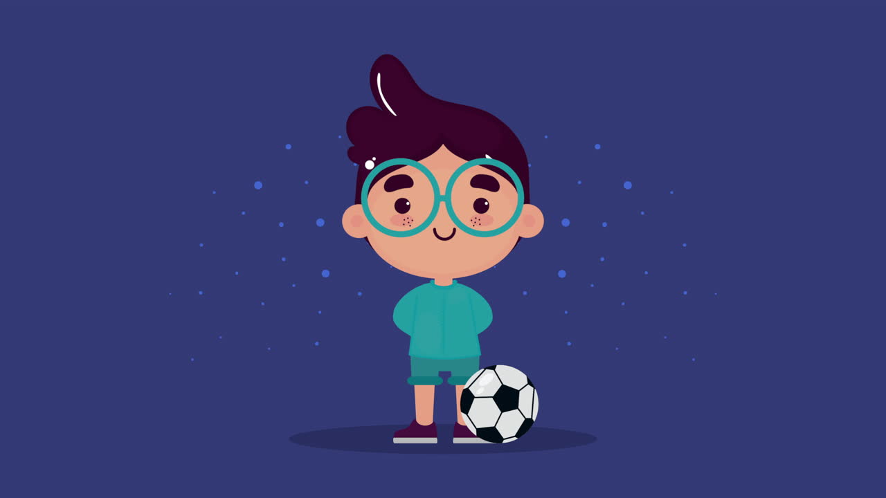 un chico lindo con gafas y una pelota de fútbol.