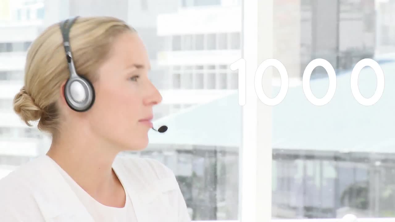 Animazione di numeri che cambiano su una donna d'affari che usa una cuffia telefonica