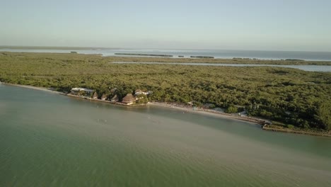 Antenne---Schöne-Strände-Von-Yucatan,-Insel-Holbox,-Mexiko,-Kreispfanne