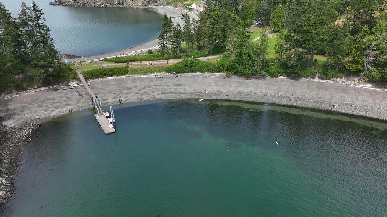 워싱턴 주 피달고 섬에 조수 조절 도크가 있는 보호된 만의 공중 촬영