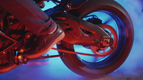 acrobacia nocturna en motocicleta