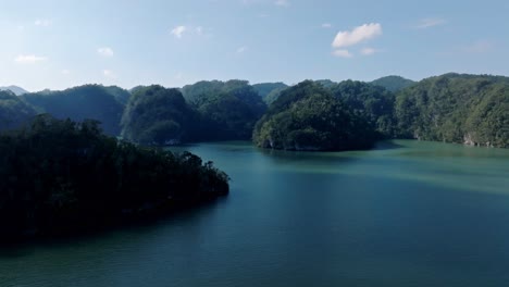 Vista-Aérea-De-Los-Grandes-Lagos-En-El-área-Del-Parque-Nacional-Los-Haitises,-República-Dominicana