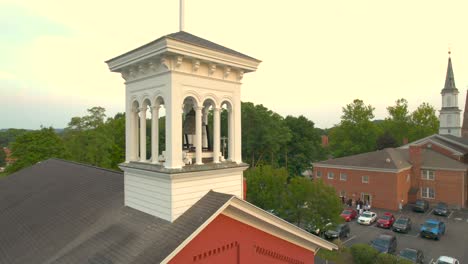 Kirchenkreuz-Mit-Einer-Gruppe,-Die-Sich-In-Einer-Anderen-Kirche-Im-Hintergrund-In-Der-Nähe-Der-Innenstadt-Von-Palmyra-Im-US-Bundesstaat-New-York-Versammelt